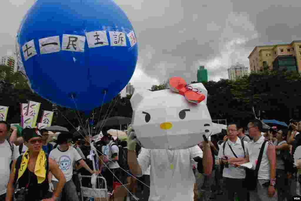 香港網民團體以卡通人物Hello Kitty,諷刺新任香港特首梁振英隱瞞家中違建