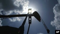 Campo de exploração petrolífero com mecanismo de bombagem