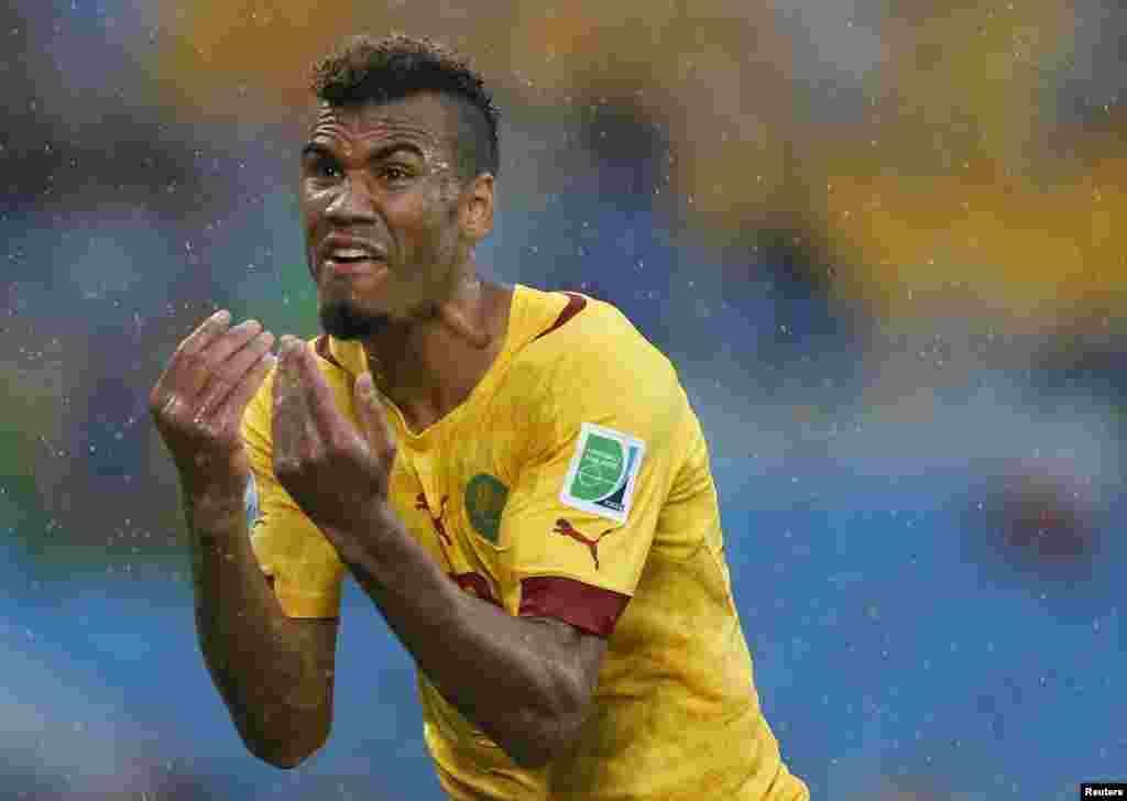 Eric-Maxim Choupo Moting dari Kamerun bereaksi setelah menjaringkan gol ke gawang Meksiko (13/6). (Reuters/Toru Hanai)