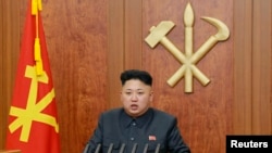 Pemimpin Korea Utara Kim Jong Un menyampaikan pidato Tahun Baru (1/1). (Foto: Kyodo)