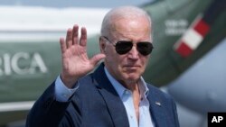 Само неколку години помладиот од него, Доналд Трамп предизвикува неверојатно помалку загриженост за неговата возраст, според новата анкета на Асошиетед прес-НОРЦ