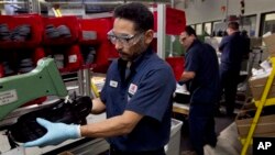 美國運動鞋工人在工廠工作