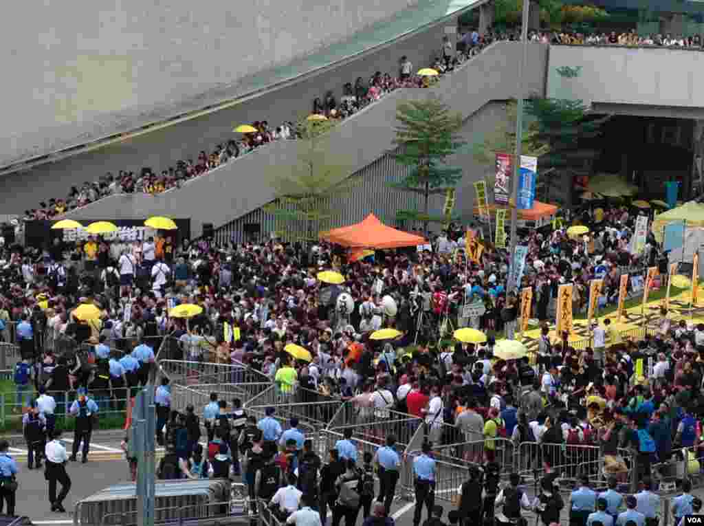 港人重返政总纪念雨伞运动一周年（美国之音海彦拍摄）