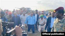 Presiden Somalia mengunjungi Kota Beledweyne yang dilanda banjir di Somalia Tengah. (Foto: Courtesy)