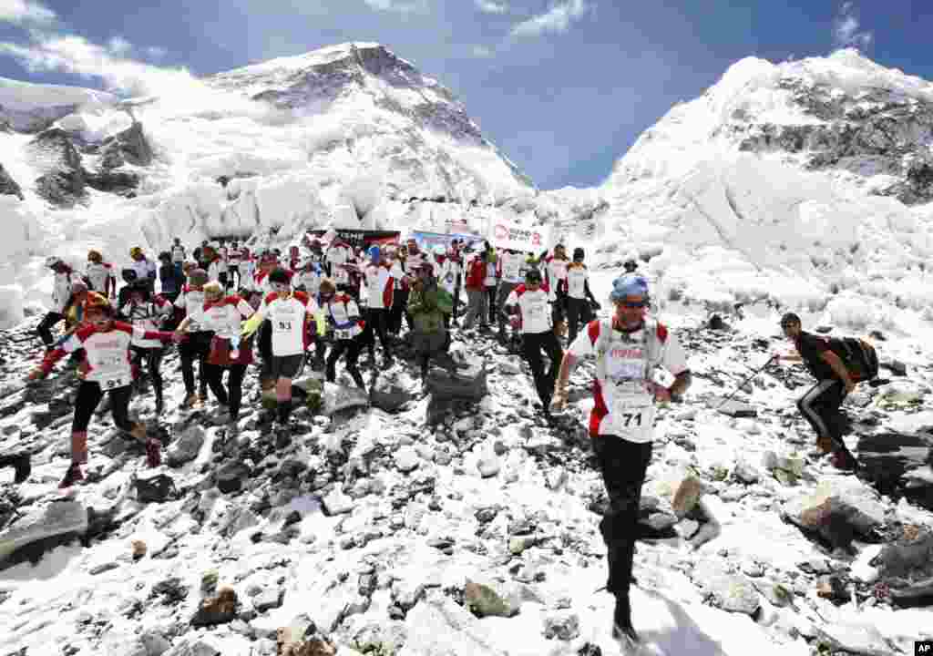 Para peserta Lomba Marathon 'Tenzing Hillary Everest' memulai pertandingan mereka di wilayah Khumbu, kaki pegunungan Himalaya di Nepal. Nepal memperingati 60 tahun penaklukan Gunung Everest dengan menghormati pendaki pertama, Edmund Hillary dan Tenzing Norgay.