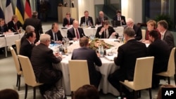 German Chancellor Angela Merkel (2-R) hosts talks with Russian President Vladimir Putin (5-L), French President Francois Hollande (L) and Ukraine President Petro Poroshenko, (5-R, back to camera) at the Chancellery in Berlin, Oct. 19, 2016. 