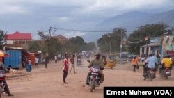 Circulation na nzela monene ya Uvira, Sud-Kivu, 27 septembre 2017. (VOA/Ernest Muhero).