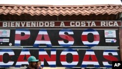 Un migrante venezolano y su hija esperan transporte para continuar su camino hacia el norte hacia Nicaragua y, con suerte, hasta la frontera entre México y Estados Unidos, en Paso Canoas, Costa Rica, el 16 de octubre de 2023.