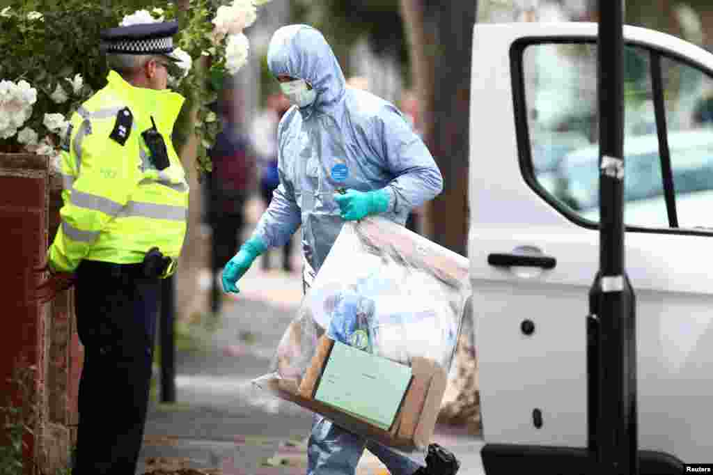 Penyidik forensik di lokasi razia polisi di East Ham, London timur, 5 Juni 2017.
