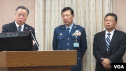 台湾国防部长严明(左一)在立法院接受质询(美国之音张永泰 拍摄)
