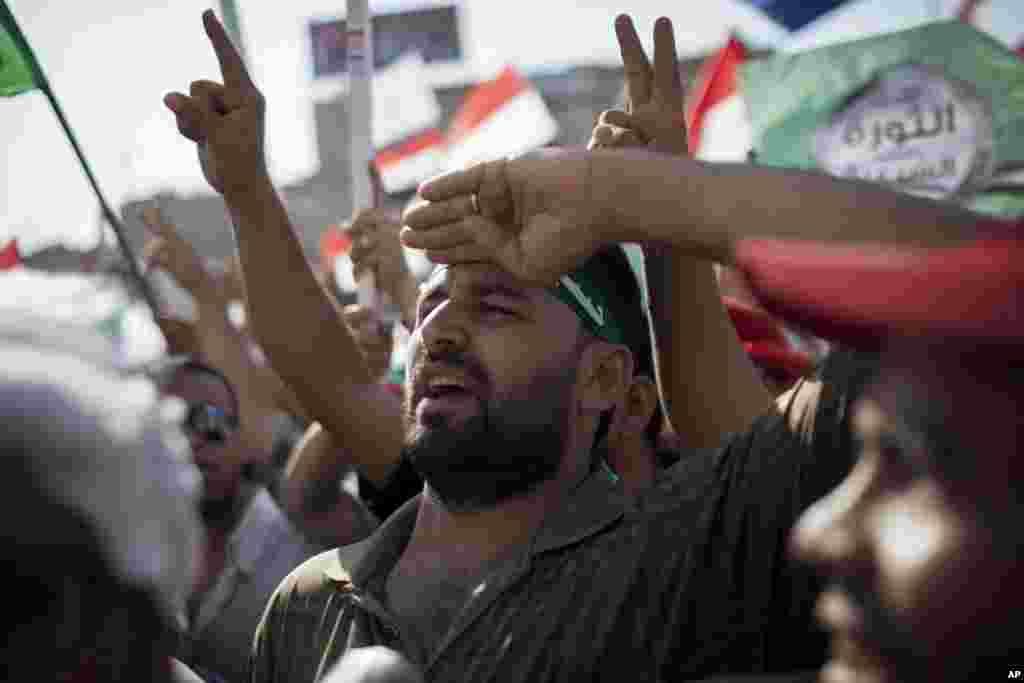 Para pendukung Presiden Mohammed Morsi melakukan unjuk rasa di Kairo. Ribuan orang baik pendukung ataupun penentang Presiden Mesir itu bersaing melakukan unjuk rasa di ibukota Mesir hari Jumat.