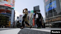 日本政府宣布实施紧急状态之后，东京著名涩谷十字路口的行人明显减少。(2020年4月8日) 