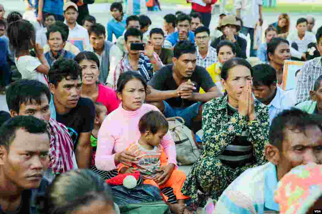 ប្រជាពលរដ្ឋពីខេត្តក្រចេះដែលរងជម្លោះដីធ្លី ទល់នឹងក្រុមហ៊ុនចម្ការកៅស៊ូមេមត់ ឡើងមកដង្ហែញាត្តិតាមដងផ្លូវនៅរាជធានីភ្នំពេញ ទាមទារសុំការដំណោះស្រាយដោយរដ្ឋាភិបាលទៅលើការបាត់បង់ដីធ្លីដែលពួកគាត់អះអាងថាជារបស់ពួកគាត់។ នេះជាលើកទី២ ដែលក្រុមប្រជាពលរដ្ឋមានប្រមាណ ៣០០ នាក់ ធ្វើដំណើរមករាជធានីភ្នំពេញ សុំការដោះស្រាយ ក្រោយជម្លោះដែលបង្កឲ្យមានការផ្ទុះអាវុធ និងរងរបួសកាលពីថ្ងៃទី៨ ខែមិនា កន្លងទៅ នៅក្រុមហ៊ុនចម្ការកៅស៊ូមេមត់, នៅរាជធានីភ្នំពេញ, នៅថ្ងៃទី ២៣ ខែមេសា ឆ្នាំ២០១៨។ (ខាន់ សុគុំមនោ/VOA)