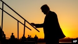 Trump ha usado una formula única para el éxito, en la que combina declaraciones y opiniones extremistas sobre temas de seguridad nacional e inmigración, con un interminable diluvio de insultos personales en contra de sus rivales.