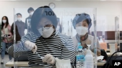 Tenaga medis mengikuti pelatihan cara memberikan suntikan vaksin virus corona di Korean Nurses Association di Seoul, Korea Selatan, Rabu, 17 Februari 2021. (Foto: AP)
