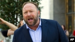 美國右翼陰謀論者亞歷克斯·瓊斯在華盛頓特區的德克森參議院辦公大樓外發表講話（2018年9月5日）