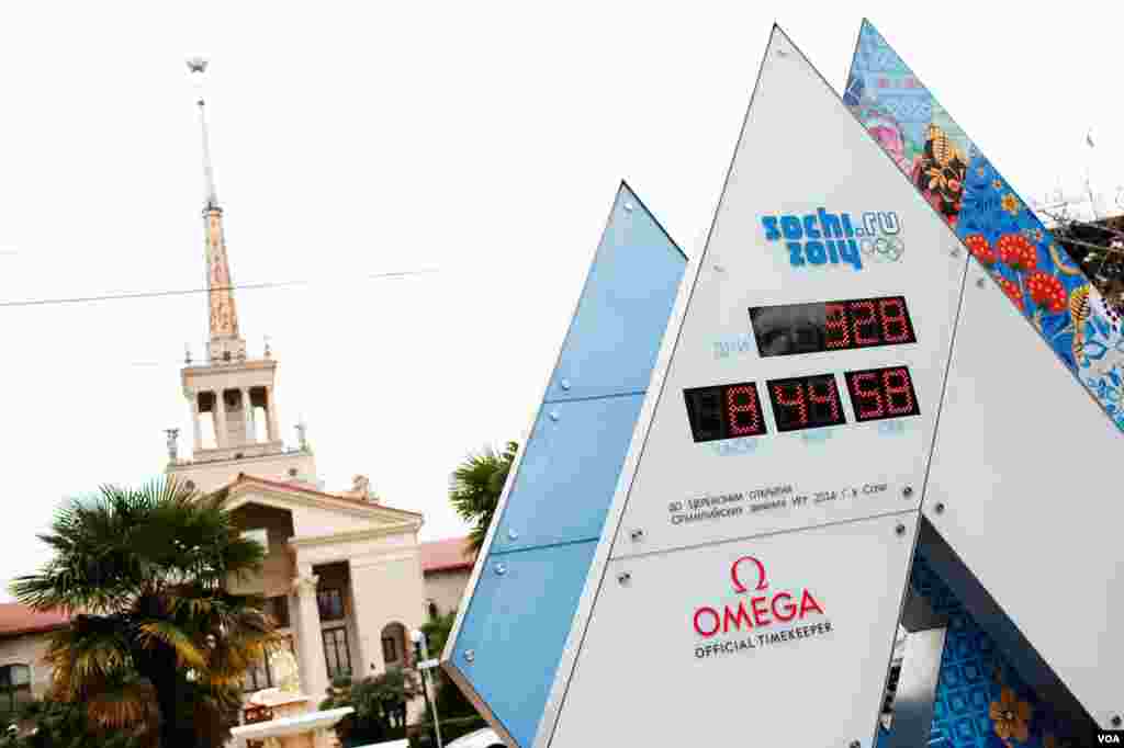 A digital clock counts down the days to the February 7 opening of the Winter Olympics, Sochi, Russia, March 16, 2013. (V. Undritz/VOA) 