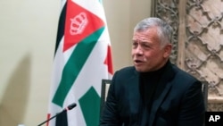 ملک عبدالله، پادشاه اردن، در حال سخن گفتن در دیدار با آنتونی بلینکن، وزیر خارجه ایالات متحده، در بیت‌الاردن؛ امان، ۵ خرداد ۱۴۰۰