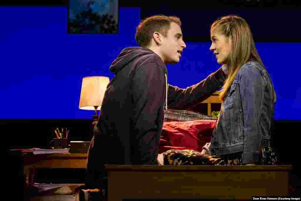 美国音乐剧《致埃文·汉森》("Dear Evan Hansen.")里演员本·普拉特等人的剧照(剧组图片)。这个歌舞剧共赢得6个托尼奖,包括最佳音乐剧男主角奖,最佳音乐剧女配角奖,最佳音乐剧剧本,最佳原创配乐和最佳编曲奖。第71届托尼奖典礼(Tony Awards)6月11日在纽约举行。创作灵感来自以色列-巴勒斯坦和平进程和1993年奥斯陆协议背后一对挪威外交官夫妇故事的《奥斯陆和谈》(Oslo)荣获最佳话剧奖。 