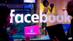 El FBI y la Comisión de Valores se han unido a la investigación sobre lo que Facebook sabía en 2015, cuando se enteró que la firma de análisis de datos Cambridge Analytica había accedido indebidamente a información personal de decenas de millones de usuarios de la red social. 