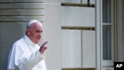 Papa Francisco saluda al salir de la Nunciatura Apostólica rumbo al Congreso en Washington.