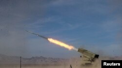 Sebuah misil diluncurkan dalam latihan militer di Isfahan, Iran, pada 28 Oktober 2023. (Foto: Iranian Army/WANA (West Asia News Agency)/Handout via Reuters)