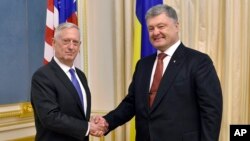 El presidente de Ucrania, Petro Poroshenko, (derecha) y el secretario de Defensa de EE.UU., Jim Mattis, se reunieron en Kiev, Ucrania, el jueves, 24 de agosto de 2017.