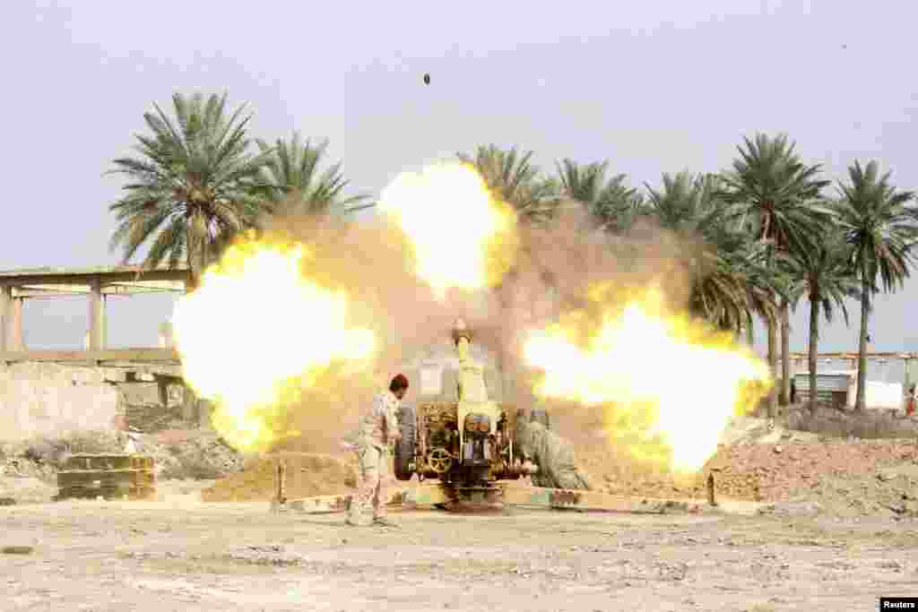 A member of Iraqi security forces fires a cannon during clashes with the al-Qaida-linked Islamic State in Iraq and the Levant (ISIL) in Jurf al-Sakhar south of the Iraqi capital Baghdad, Mar. 19, 2014.