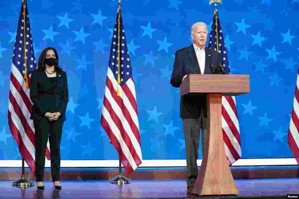 El candidato demócrata a la presidencia de EE.UU., Joe Biden, acompañado por la candidata a la vicepresidencia, Kamala Harris, hace una declaración sobre los resultados de las elecciones presidenciales en Wilmington, Delaware, 5 de noviembre de 2020.