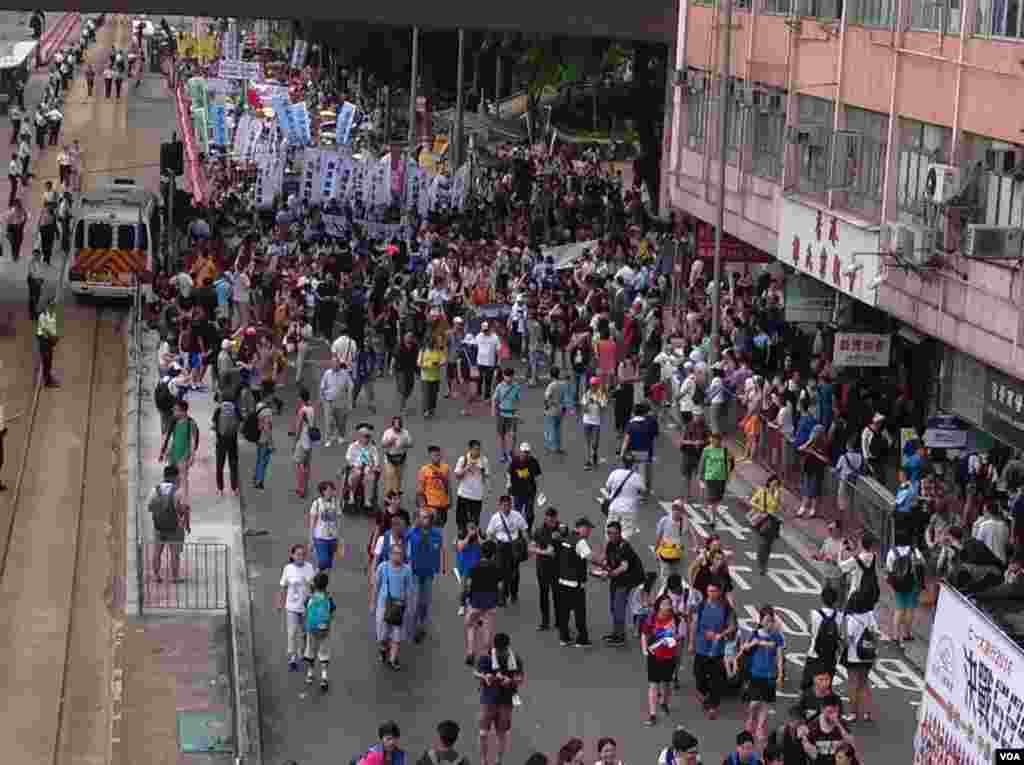 數萬港人參加七一大游行誓言守護香港(美國之音海彥拍攝)