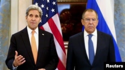 El secretario de Estado, John Kerry, izq. expresó sus condolencias al pueblo francés desde Vienna, Austria junto a su homólogo ruso, Sergei Lavrov.
