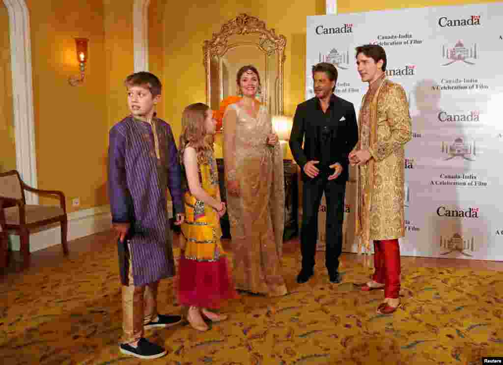រដ្ឋមន្រ្តីកាណាដាលោក Justin Trudeau និងភរិយាអ្នកស្រី Sophie Gregoire Trudeau និងកូនស្រី Ella Grace និងកូនប្រុស Xavier ឈរថតរូបជាមួយតារាBollywood ឥណ្ឌាលោក Shah Rukh Khan ក្នុងទីក្រុង Mumbai ប្រទេសឥណ្ឌា។