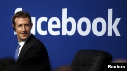 Según Zuckerberg, la red social ya cuenta con 4.500 técnicos que vigilan ese tipo de contenidos, pero Facebook ha sido criticado por no hacer lo suficiente.