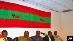Dirigentes históricos da UNITA, numa conferência de Imprensa em Luanda. Da esquerda para a direita estão Abel Chivukuvuku, Samuel Chiwale, Paulo Lukamba Paulo, Jose Quissanga e Carlos Tiago Kandanda