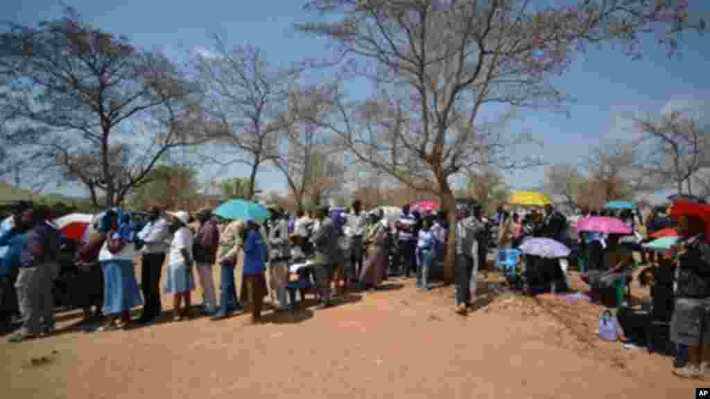 Les électeurs font la queue pour voter à un bureau de vote à Gaborone, au Botswana, le vendredi 24 octobre 2014. Les agents électoraux disent que le vote a commencé sans incident où des analystes estiment que le parti au pouvoir va gagner malgré le mécontentement croissant dans les zones urbaines.