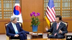 美国国务卿约翰·克里与韩国外交通商部长官尹炳世在首尔会晤（2014年2月13日）