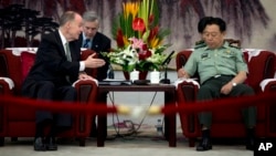 El asesor de Seguridad Nacional de la Casa Blanca, Tom Donilon, se reúnen en Pekin con el general Fan Changlong, vicepresidente de la Comisión Militar Central de China.