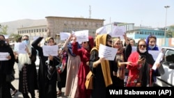 Sejumlah perempuan Afghanistan berdemo menuntut pemerintah Taliban memenuhi hak-hak mereka, di Kabul, Afghanistan, 3 September 2021. 