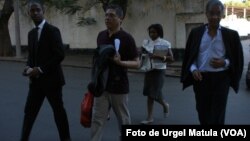 Ramaya (centro) advogado Abdul Gani (direita)
Foto de Urgel Matula