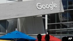 Un letrero de Google en el campus en Mountain View, California, el martes 24 de septiembre de 2019. AP.
