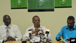 Justino Pinto de Andrade (centro) numa conferência de Imprensa do BD em Luanda (foto de arquivo)