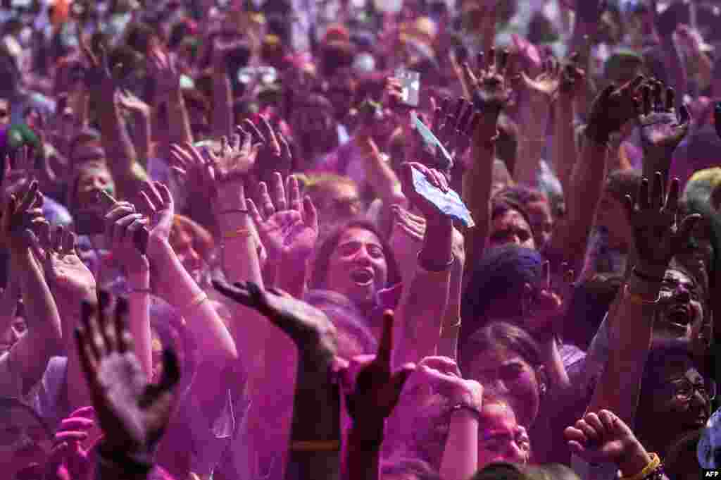Warga menari dan bergembira pada perayaan Festival Warna di distrik Kadikoy, Istanbul, Turki.