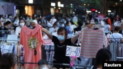 新冠疫情得到控制後，北京新發地農產品批發市場拉響警報，被暫時關閉。圖為小攤販在武漢市江漢路擺攤叫賣。（路透社2020年6月9日資料照）
