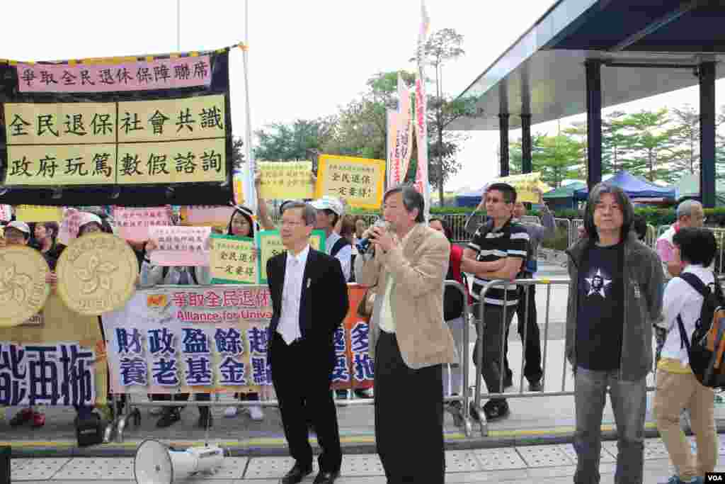 港府公佈政改方案對立團體立法會外衝突(美國之音海彥拍攝)