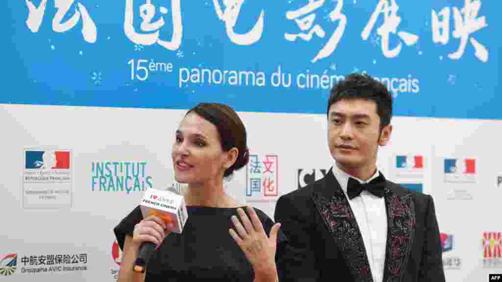 2018年6月26日,在北京举行的法国电影节新闻发布会上,法国女演员Virginie Ledoyen演讲,中国演员黄晓明在旁边。