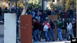 Wapalestina wakikabiliana na majeshi ya Israel wakati wa maandamano ya kupinga uamuzi wa Rais Trump kuitambua Jerusalem kuwa makao makuu ya Israel.