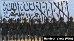El Talibán divulgó esta foto que supuestamente muestra los atacantes suicidas que asaltaron la base militar en Mazar-i-Sharif, el viernes 21 de abril.