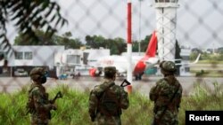 Soldados montan guardia en la escena del crimen luego de que dos explosiones en el aeropuerto internacional Camilo Daza mataran a varias personas, en Cúcuta, Colombia el 14 de diciembre de 2021. Fotografía tomada a través de una valla.