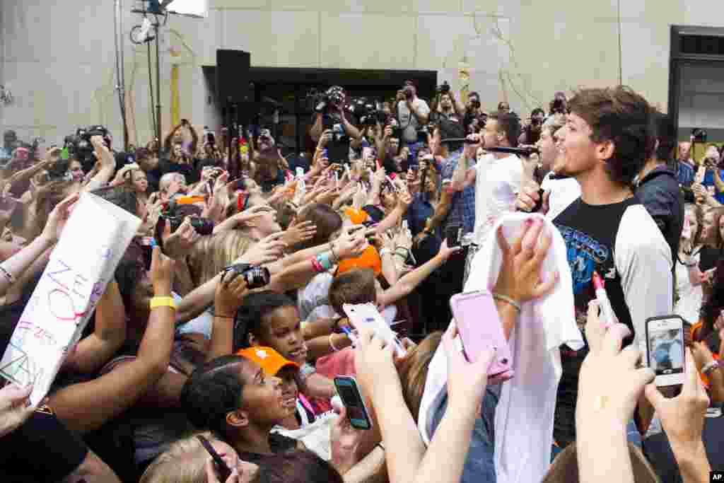 Anggota One Directions dari kanan ke kiri: Louis Tomlinson, Niall Horan, Liam Payne and Harry Styles, tampil dalam acara NBC "Today" di New York.