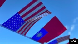 美國星條旗與台灣青天白日滿地紅旗幟在空中飄揚(美國之音鍾辰芳拍攝)